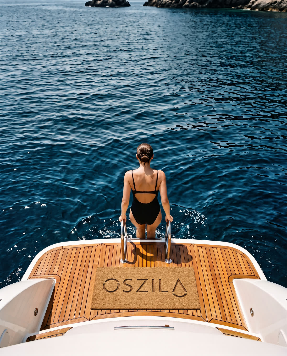 Plataforma de baño de una embarcación con el logotipo de OSZILA grabado en la teca.